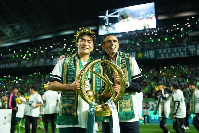 전북의 ‘라데시마’를 완성시킨 거스 포옛 감독(오른쪽)과 주장 박진섭이 8일 전주성에서 진행된 우승 세리머니 도중 트로피를 들고 포즈를 취하고 있다. 사진제공|전북 현대