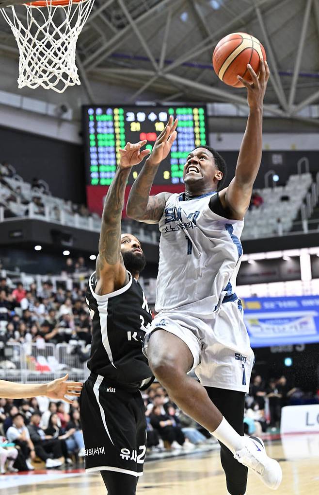 고양 소노 네이던 나이트(오른쪽)가 9일 수원에서 열린 KT와 프로농구 원정경기에서 골밑슛을 시도하고 있다. KBL 제공