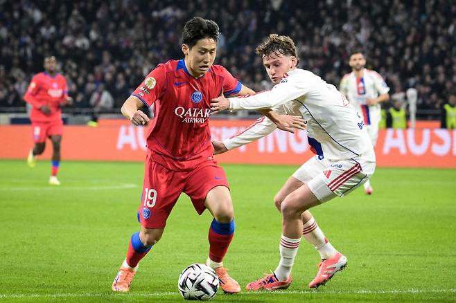 PSG 이강인이 10일 리옹전에서 타일러 모튼을 제치고 드리블하고 있다. AFP연합뉴스