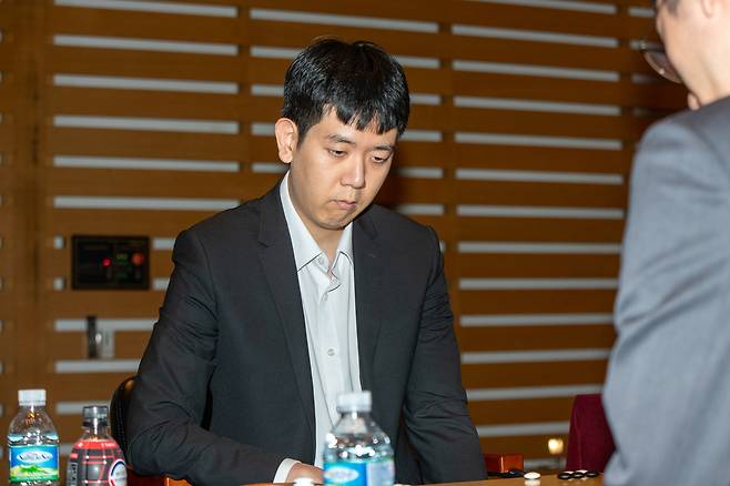 강동윤 9단이 10일 제주 서귀포 휘닉스 아일랜드에서 열린 제30회 삼성화재배 월드바둑마스터스 16강전에서 박상진 9단과 대국하고 있다.  한국기원 제공