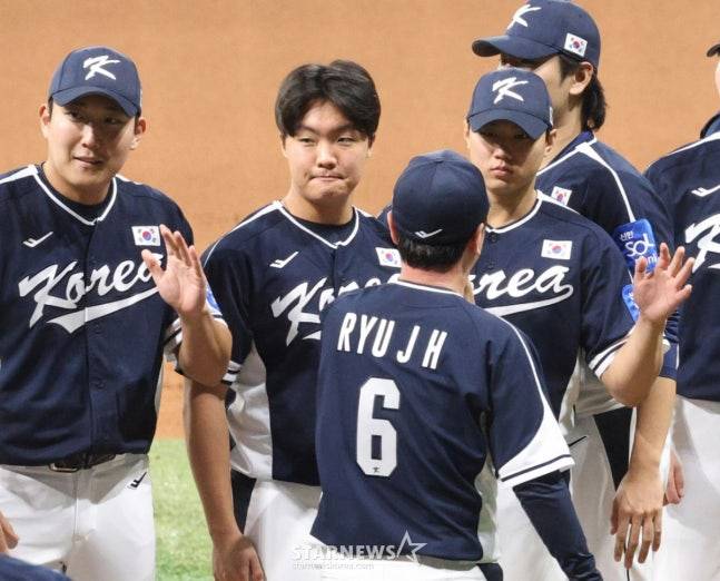 류지현 대표팀 감독(왼쪽에서 3번째)이 9일 체코와 평가전 승리를 거둔 뒤 선수들과 하이파이브를 하고 있다. /사진=김진경 대기자