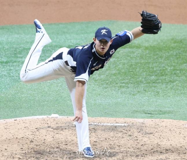 '2025 NAVER K-BASEBALL SERIES' 대한민국 대 체코 야구 대표팀의 경기가 9일 서울 고척스카이돔에서 열렸다.  한국 김영우가 9회 구원 등판, 역투하고 있다. /사진=김진경 대기자