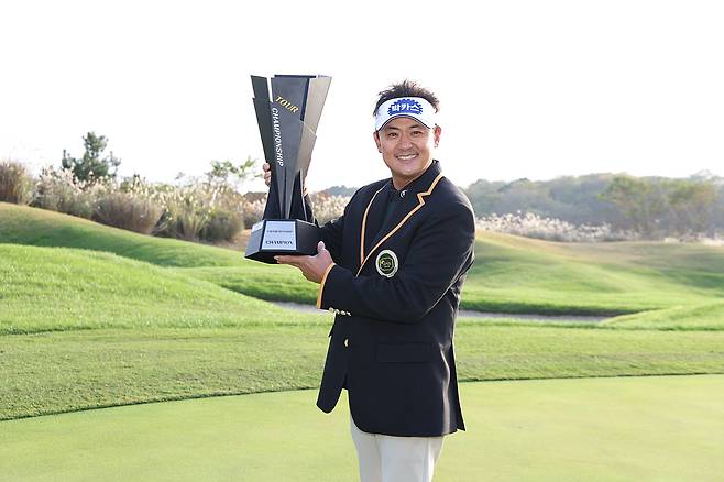박상현이 제주 서귀포의 테디밸리 골프앤리조트(파72)에서 열린 한국프로골프(KPGA) 투어 챔피언스 인 제주에서 우승 후 트로피를 들고 포즈를 취하고 있다. /사진=KPGA 제공