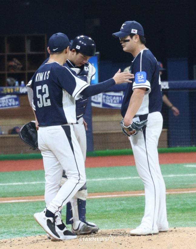 김서현(오른쪽)이 5회말 실점을 허용하자 김광삼 투수 코치가 마운드를 방문해 김서현을 내려보내고 있다. /사진=김진경 대기자