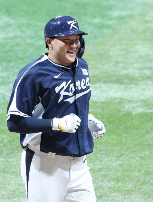 9일 체코전서 홈런을 때려내고 홈인하고 있는 이재원. /사진=김진경 대기자