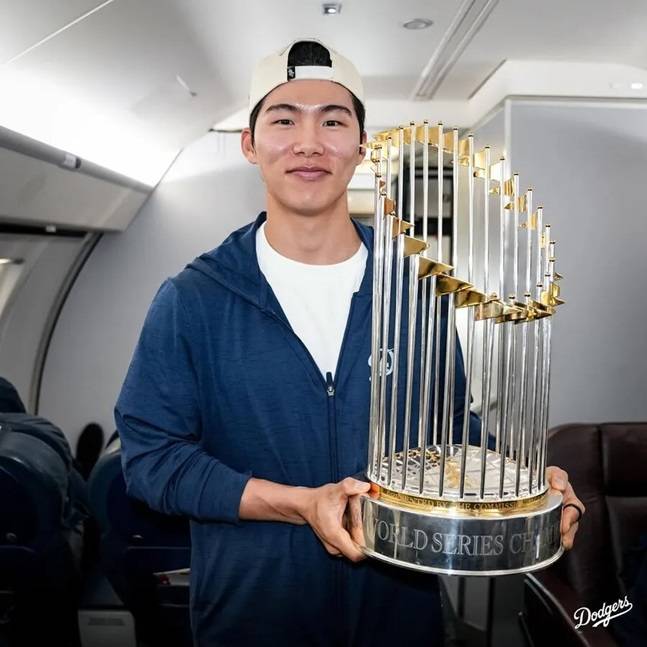 LA 다저스 김혜성이 2025 MLB 월드시리즈 우승 트로피를 들고 포즈를 취하고 있다. /사진=LA 다저스 공식 SNS 갈무리