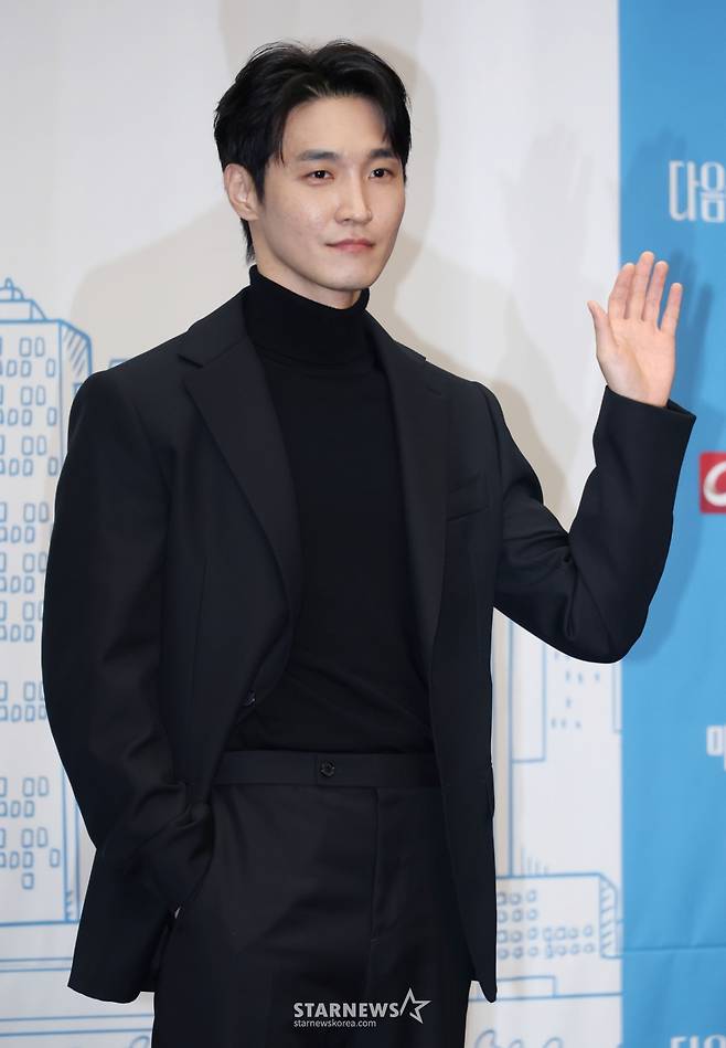 배우 장인섭이 10일 오후 서울 마포구 상암동 스탠포드호텔에서 진행된 TV조선 월화드라마 '다음생은 없으니까' 제작발표회에 참석해 포즈를 취하고 있다.  매일 같은 하루, 육아 전쟁과 쳇바퀴 같은 직장 생활에 지쳐가는, 마흔하나 세 친구의 더 나은 '완생'을 위한 좌충우돌 코믹 성장기 드라마 '다음생은 없으니까'는 오늘(10일) 첫 방송된다. /2025.11.10 /사진=이동훈 photoguy@