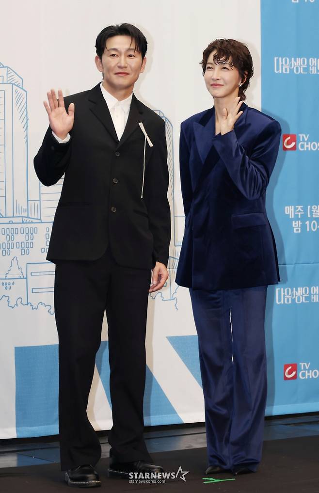 배우 허준석, 진서연이 10일 오후 서울 마포구 상암동 스탠포드호텔에서 진행된 TV조선 월화드라마 '다음생은 없으니까' 제작발표회에 참석해 포즈를 취하고 있다.  매일 같은 하루, 육아 전쟁과 쳇바퀴 같은 직장 생활에 지쳐가는, 마흔하나 세 친구의 더 나은 '완생'을 위한 좌충우돌 코믹 성장기 드라마 '다음생은 없으니까'는 오늘(10일) 첫 방송된다. /2025.11.10 /사진=이동훈 photoguy@