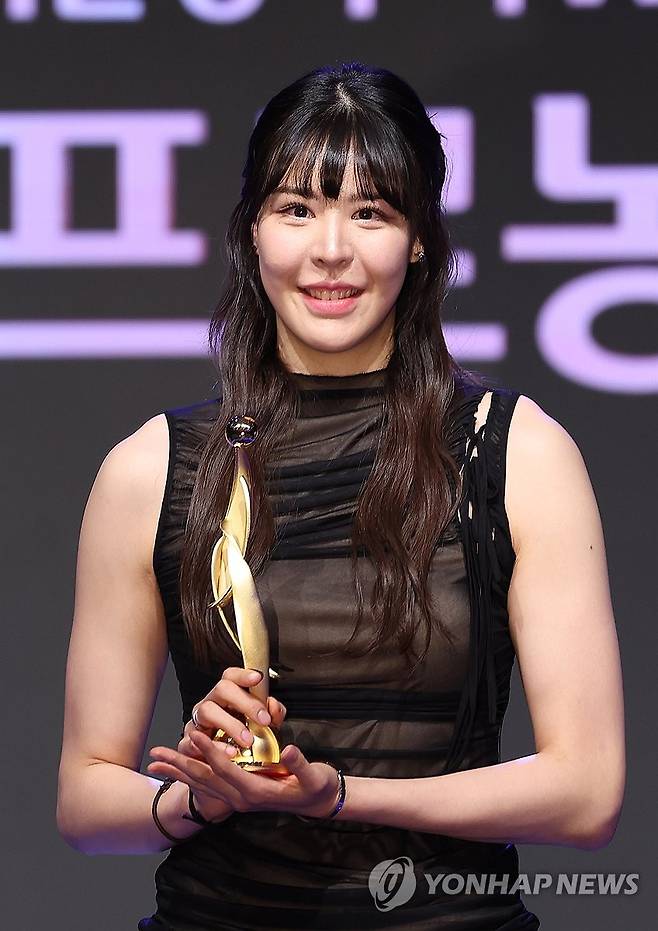 트로피 든 박지수 (서울=연합뉴스) 김성민 기자 = 4일 오후 서울 영등포구 63컨벤션센터에서 열린 2023-2024 여자프로농구 시상식에서 정규리그 MVP에 선정된 KB스타즈 박지수가 트로피를 들고 기념 촬영을 하고 있다. 2024.4.4 ksm7976@yna.co.kr