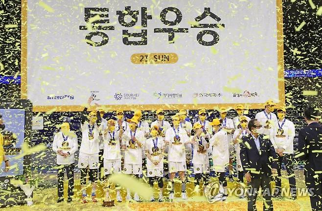 2021-2022시즌 우승한 청주 KB [연합뉴스 자료사진]