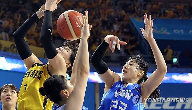 블록 성공 (아산=연합뉴스) 양영석 기자 = 30일 충남 아산 이순신체육관에서 열린 아산 우리은행과 청주 KB스타즈의 여자프로농구 챔피언 결정전 4차전. 우리은행 김단비가 KB 박지수의 슛을 차단하고 있다. 2024.3.30 youngs@yna.co.kr