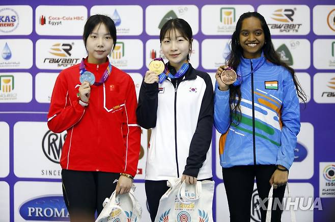 사격 세계선수권대회 금메달을 목에 건 반효진(가운데) [신화=연합뉴스]