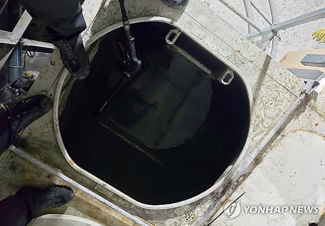 3명 숨진 경남 고성 육상양식장 저수조 (경남 고성=연합뉴스) 지난 9일 오후 경남 고성군 한 육상양식장에서 작업자 3명이 숨진 채 발견돼 경찰이 수사에 나섰다.     
    사진은 사망사고가 발생한 육상양식장 대형 저수조 출입구. 2025.11.10 [경남소방본부 제공. 재판매 및 DB 금지] image@yna.co.kr