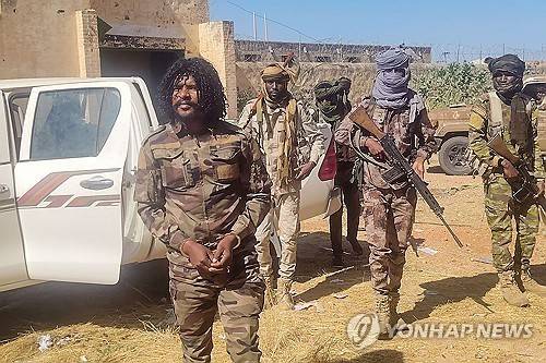 알파시르에서 RSF에 체포된 친정부 민병대원 [RSF제공/AFP 연합뉴스. 재판매 및 DB 금지]
