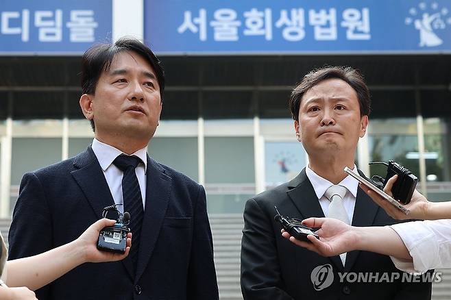 회생절차 개시 결정 뒤 취재진 만난 위메프·티몬 대표 (서울=연합뉴스) 신현우 기자 = 티몬과 위메프의 회생절차 개시 결정이 내려진 10일 오후 서울 서초구 서울회생법원에서 류화현 위메프 대표(왼쪽)와 류광진 티몬 대표가 취재진 질문에 답하고 있다. 2024.9.10 nowwego@yna.co.kr