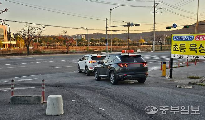 10일 오후 문발동 51-2번지 교차로에 신호등이 없는 상태로 차량들이 대기하고 있다. 표명구 기자