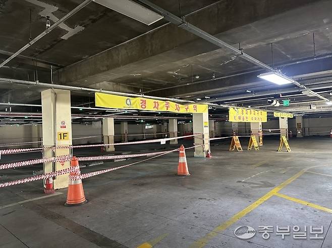 11일 인천 계양구 계산동에 소재한 계양산 공영주차장 지상 1층이 보수공사로 인해 이용이 통제돼 있다. 사진=노선우 기자
