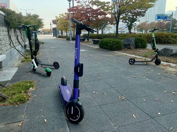 인천 연수구 송도국제도시 한 인도에 공유 전동 킥보드가 주차돼 있다. [경인방송DB]