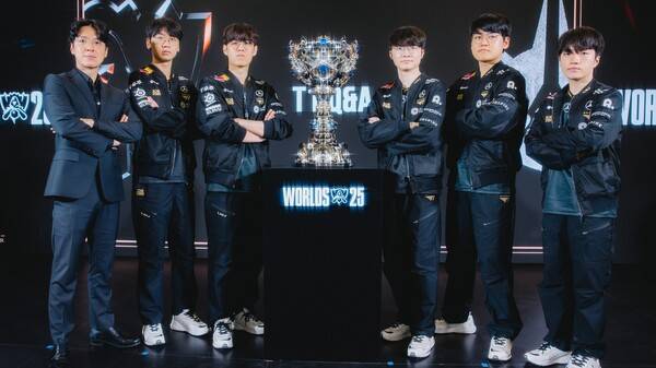 월드 챔피언 T1이 사상 처음으로 LoL 월드 챔피언십(월즈·롤드컵)에서 쓰리핏(3-peat·3연속 우승)이라는 대기록을 썼다. 왼쪽부터 김정균 감독, '도란' 최현준, '오너' 문현준, '페이커' 이상혁, '구마유시' 이민형, '케리아' 류민석. 라이엇게임즈 제공