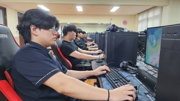 광주공업고등학교 e스포츠부 학생들이 훈련에 열중하고 있다. 정성현 기자
