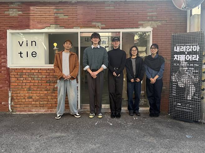 공공예술 프로젝트 '서남예술살이'에 참여한 작가 5명이 동구 스페이스 빈틀 앞에서 기념촬영을 하고 있다. 왼쪽부터 여송주, 김은택, 이호진, 안진선, 권려원. 박찬 기자