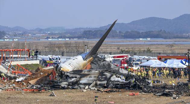 제주항공 여객기 참사 당시 사고 현장을 수습하는 모습. <광주일보 자료사진>