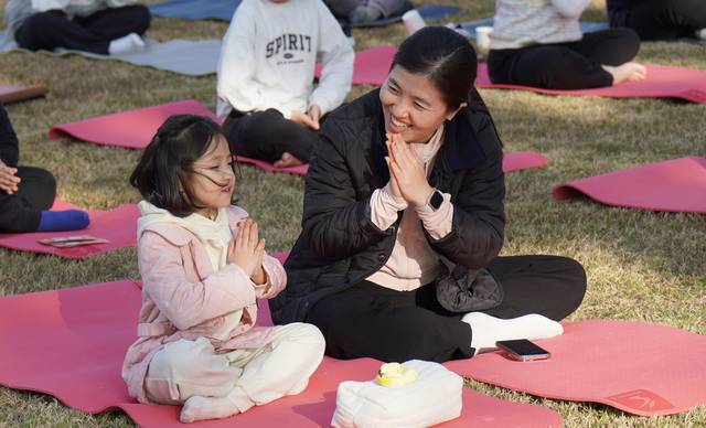 엄마와 아이가 마주 보며 요가 동작을 따라 하고 있는 모습./사진=동학농민혁명기념재단