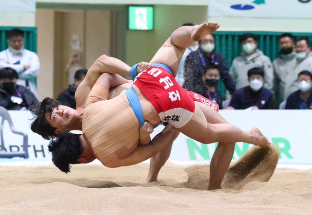 씨름대회에서 선수들이 경기를 펼치고 있다. 전북일보 자료사진