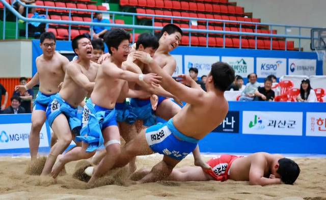 전주풍남중학교 씨름부 선수들이 단체전에서 우승을 차지하고 있다. 전북자치도씨름협회 제공