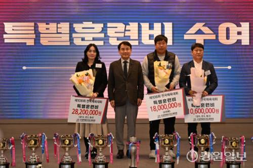 ◇제106회 전국체육대회에서 우수한 성과를 낸 지도자들에게 특별훈련비가 수여됐다. 왼쪽부터 이보은(수영) 감독, 김진태 지사, 정기훈(테니스) 감독, 양윤철(체조) 감독. 사진=신세희 기자