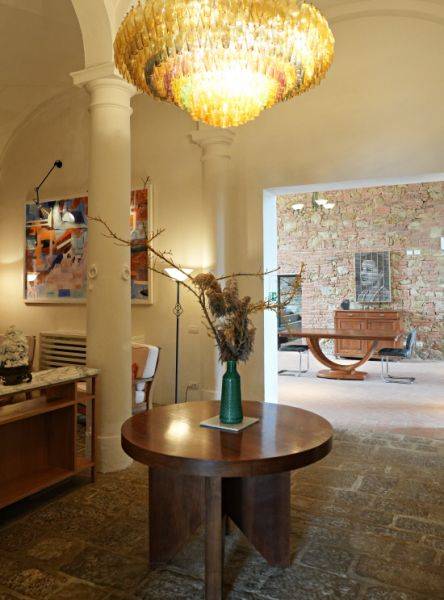 한 때 마굿간으로 사용됐던 건물을 개조해 고급 숙소로 재탄생시킨 아그리투리스모 공용 공간. 기둥에 과거 말 고삐를 매달았던 고리가 보인다. 백지영기자