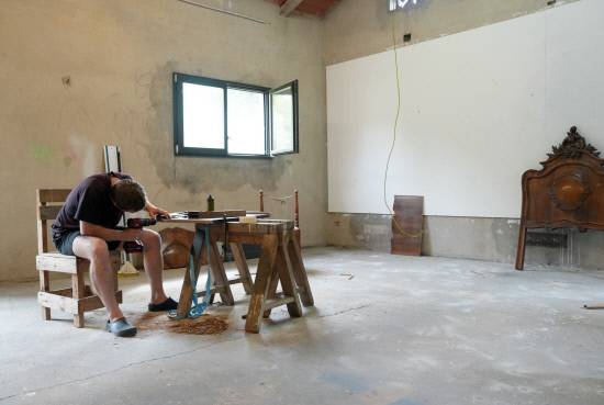 베를린에서 온 가구 디자이너 마티아스 그슈벤트너가 빌라 레나에 있던 오래된 침대를 분해해 새로운 가구로 탄생시키는 작업을 하고 있다. 작업실 벽면으로 분해된 침대 머리판이 보인다. 백지영기자