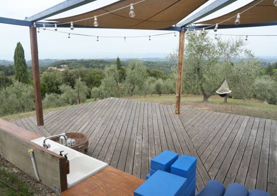 야외 수영장 옆으로 마련된 야외 요가 데크. 올리브 숲이 내려다보이는 데크 한 편에 요가 용품들이 구비돼 있다. 요가 레지던시 입주자는 이곳 혹은 실내 공간에서 하루 1차례 투숙객 상대 요가 수업에 나서는 대신 레지던시 체류비를내지 않는다. 백지영기자