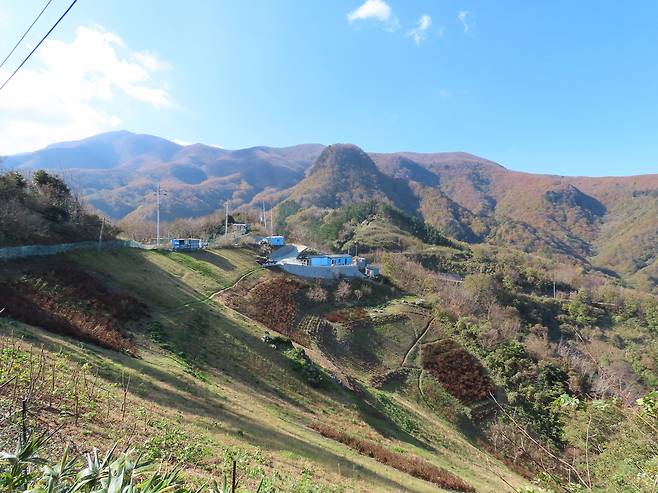 내수전 전망대로 가는 길 집한채가 나그네를 반긴다. /강제윤 시인 제공