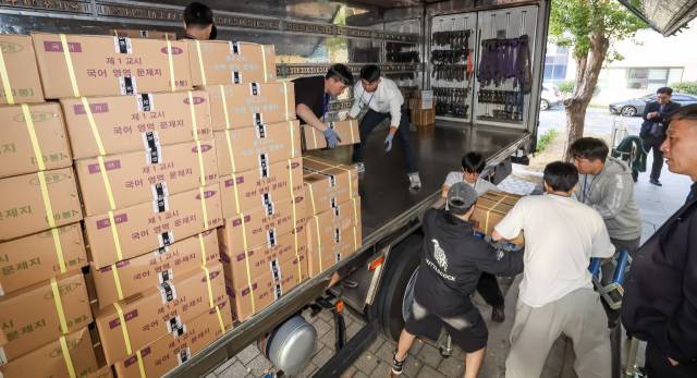 2026학년도 대학수학능력시험을 사흘 앞둔 10일 부산 동래구의 한 학교에서 교육청 관계자 등이 도착한 수능 문답지를 보관장소로 옮기고 있다. 올해 부산지역 수능 지원자는 2만 8883명이며, 이들은 오는 13일 62개 고사장에서 시험에 응시한다. 김종진 기자 kjj1761@