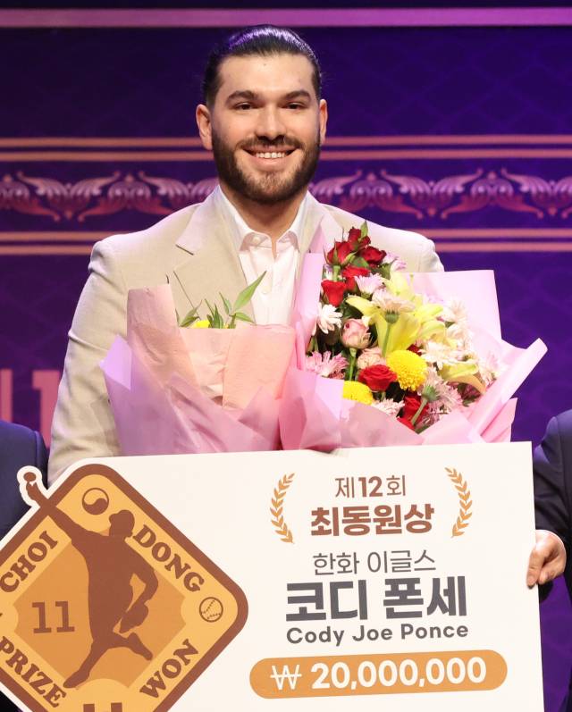 기념촬영하는 폰세. 연합뉴스