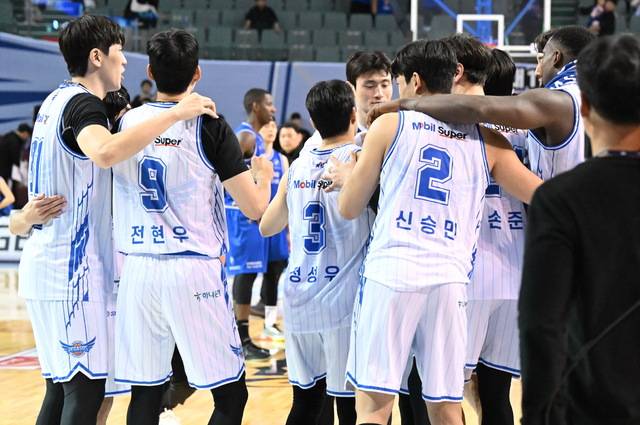 가스공사 선수들이 8일 삼성전에서 승리한 뒤 기쁨을 나누고 있다. KBL 제공