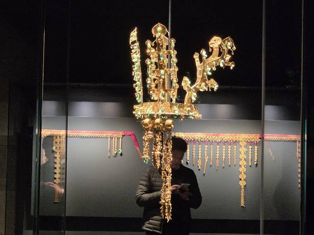 국립경주박물관이 APEC 정상회의를 계기로 6기의 금관과 금허리띠를 경주에서 전시하고 있다. 강시일 기자