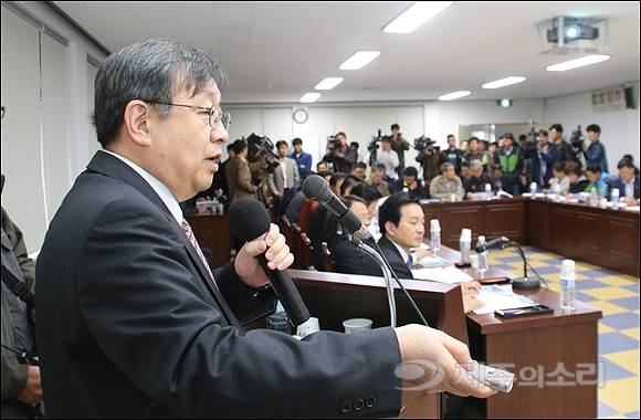 2015년 11월 10일 오후 성산읍사무소에서 열린 제주 공항인프라 확충 사전타당성검토 용역결과 주민 설명회. 연구책임자인 김병종 한국항공대 교수가 선정 과정을 설명하고 있다. ⓒ제주의소리 자료사진