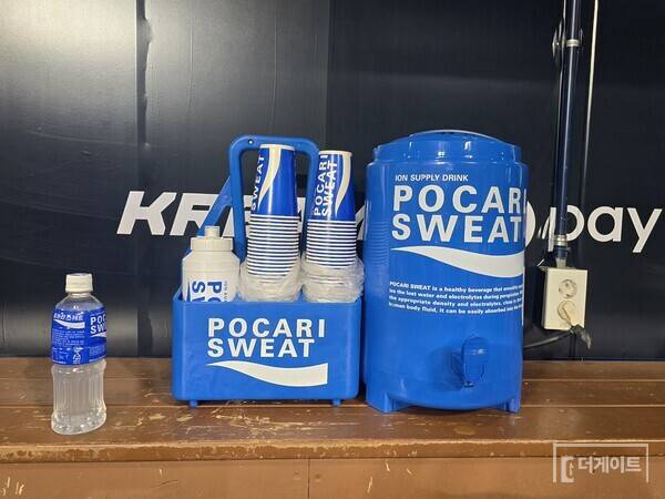 포카리스웨트 음수대가 있었지만, 컵은 그대로 쌓여있다. (사진=더게이트 황혜정 기자)