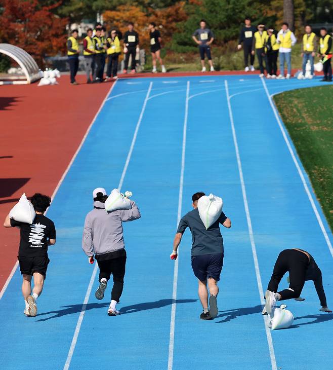 지난 10월 29일 강원 강릉시의 2026년 환경관리원 신규 채용 체력 시험에서 응시자들이 ‘마대 메고 100m 달리기’를 하고 있다. 이번 강릉시 환경관리원 일반전형 총 10명 모집에는 99명이 지원해 9.9 대 1의 경쟁률을 기록했다. (사진=연합뉴스)