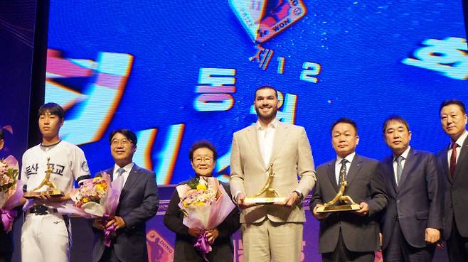 BNK 최동원상을 수상한 코디 폰세를 비롯해 수상자 및 관계자들이 기념촬영을 하고 있다. 사진=최동원기념사업회