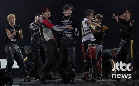 타이틀곡 'X' 무대