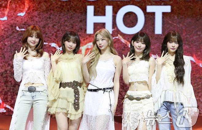 그룹 르세라핌의 허윤진(왼쪽부터)과 김채원, 카즈하, 사쿠라, 홍은채ⓒ News1 권현진 기자