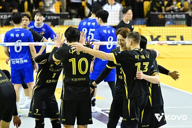 경민 불패를 이어간 KB손해보험 선수들. (KOVO 제공)