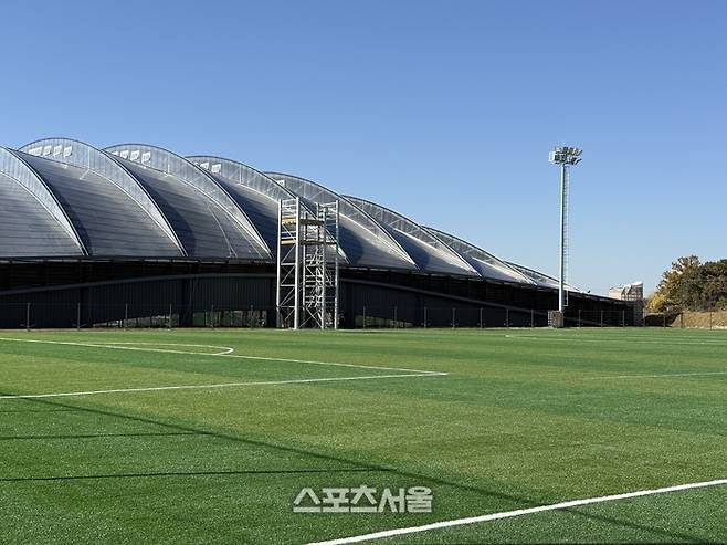 대한민국축구종합센터 인조잔디구장과 실내축구장 외부 전경. 천안 | 정다워 기자