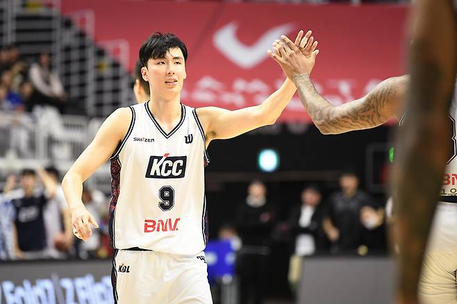 KCC 송교창이 8일 수원 KT 소닉붐 아레나에서 열린 LG전자 2025~26 프로농구 수원 KT전에서 숀 롱과 하이파이브를 하고 있다. 사진 | KBL