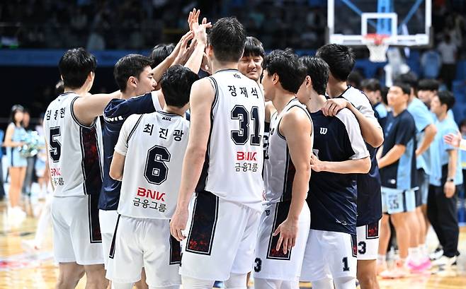부산 KCC가 고양소노아레나에서 열린 LG전자 2025~26 프로농구 고양 소노전에서 승리 후 세리머니를 하고 있다. 사진 | KBL