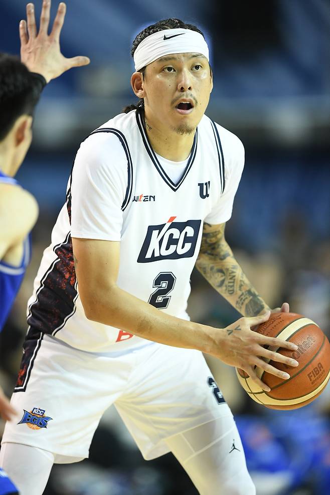 KCC 최준용이 3일 서울 잠실실내체육관에서 열린 2025~26 LG전자 프로농구 개막전에사 드리블을 시도하고 있다. 사진 | KBL