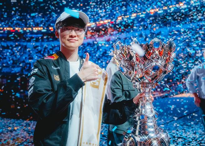 ‘페이커’ 이상혁이 9일 중국 청두 동안호 다목적 체육관에서 열린 2025 롤드컵 우승 후 포즈를 취하고 있다. 사진 | 라이엇 게임즈